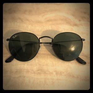 Round all black RayBans